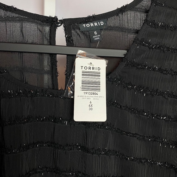 NWT Womenʻs Plus Size Torrid Abbey Lurex Chiffon Black Short Sleeve Blouse 6X - Picture 2 of 6